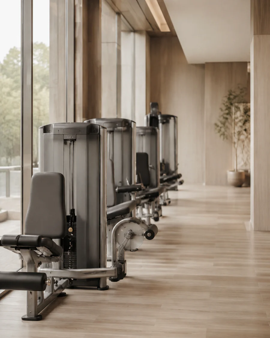 Fila di macchine isotoniche lungo le vetrate della sala attrezzi VeryFIT
